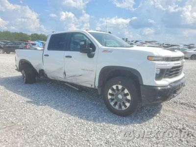 Czwarte zdjęcie samochodu z boku: 2025 CHEVROLET SILVERADO K2500 CUSTOM VIN:1GC4KME71SF104246 - miniatura