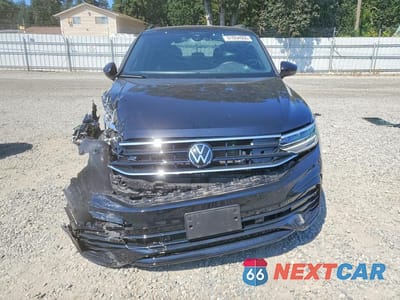 Piąte zdjęcie samochodu w środku: 2024 VOLKSWAGEN TIGUAN SE R-LINE BLACK VIN:3VV8B7AXXRM180391 - miniatura