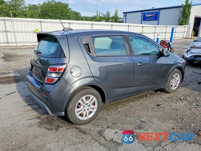 Trzecie zdjęcie samochodu z tyłu: 2020 CHEVROLET SONIC VIN:1G1JG6SB9L4127952 - miniatura