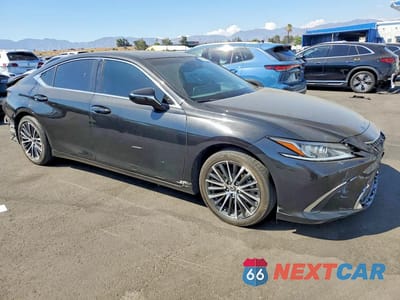 Czwarte zdjęcie samochodu z boku: 2024 LEXUS ES 300H BASE VIN:58ADA1C16RU039050 - miniatura