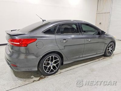 Trzecie zdjęcie samochodu z tyłu: 2015 FORD FOCUS SE VIN:1FADP3F20FL267238 - miniatura