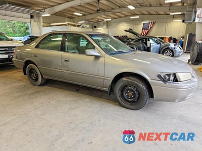Czwarte zdjęcie samochodu z boku: 1998 TOYOTA CAMRY XLE VIN:4T1BG28K8WU346817 - miniatura
