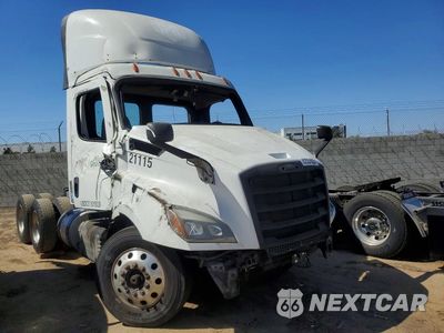 Czwarte zdjęcie samochodu z boku: 2021 FREIGHTLINER CASCADIA 116 SEMI TRUCK VIN:3AKJHTDV3MDMS8011 - miniatura