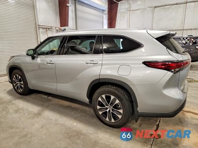 Drugie zdjęcie samochodu z przodu: 2022 TOYOTA HIGHLANDER XLE VIN:5TDGZRBH6NS578717 - miniatura