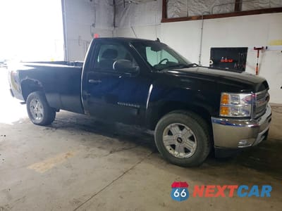 Czwarte zdjęcie samochodu z boku: 2013 CHEVROLET SILVERADO K1500 LT VIN:1GCNKSE09DZ172226 - miniatura