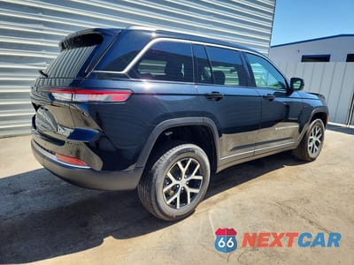 Trzecie zdjęcie samochodu z tyłu: 2026 JEEP GRAND CHEROKEE LIMITED VIN:1C4RJHBR0TC284005 - miniatura