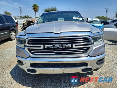 Piąte zdjęcie samochodu w środku: 2022 RAM 1500 LARAMIE VIN:1C6SRFJM4NN281238 - miniatura