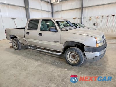 Czwarte zdjęcie samochodu z boku: 2004 CHEVROLET SILVERADO C2500 HEAVY DUTY VIN:1GCHC23U34F258441 - miniatura