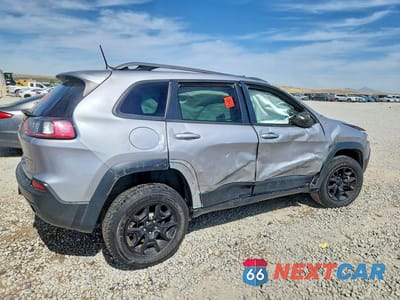 Trzecie zdjęcie samochodu z tyłu: 2021 JEEP CHEROKEE TRAILHAWK VIN:1C4PJMBX5MD239037 - miniatura