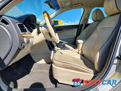 Zdjęcie 7 z 12 samochodu: 2010 LINCOLN MKZ VIN:3LNHL2GC6AR753132 - miniatura