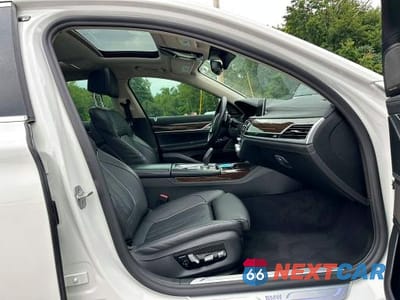 Zdjęcie 9 z 10 samochodu: 2021 BMW 750 XI VIN:WBA7U2C03MCG37401 - miniatura
