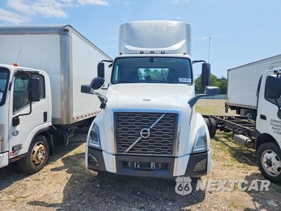 Piąte zdjęcie samochodu w środku: 2019 VOLVO VNL SEMI TRUCK VIN:4V4NC9EG9KN222229 - miniatura