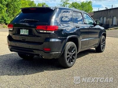 Czwarte zdjęcie samochodu z boku: 2018 JEEP GRAND CHEROKEE LAREDO VIN:1C4RJFAG0JC139919 - miniatura