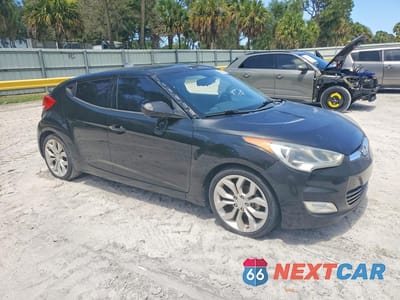 Czwarte zdjęcie samochodu z boku: 2013 HYUNDAI VELOSTER BASE VIN:KMHTC6AD9DU130880 - miniatura
