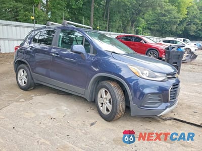 Czwarte zdjęcie samochodu z boku: 2019 CHEVROLET TRAX 1LT VIN:3GNCJLSB0KL160743 - miniatura