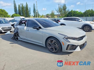 Czwarte zdjęcie samochodu z boku: 2025 KIA K5 GT LINE VIN:KNAG64J7XS5268668 - miniatura