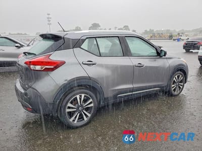 Trzecie zdjęcie samochodu z tyłu: 2020 NISSAN KICKS SR VIN:3N1CP5DV4LL541543 - miniatura