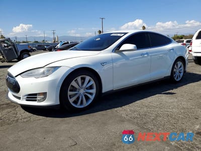 2015 TESLA MODEL S 5YJSA1E2XFF103720 - główne zdjęcie licytacji z USA - miniatura