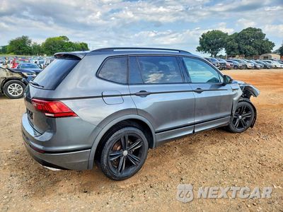 Trzecie zdjęcie samochodu z tyłu: 2019 VOLKSWAGEN TIGUAN SE VIN:3VV3B7AX7KM077980 - miniatura