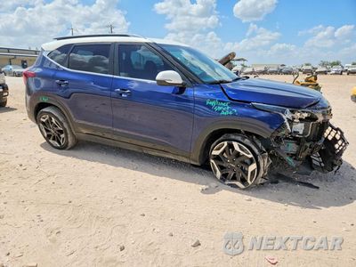Czwarte zdjęcie samochodu z boku: 2024 KIA SELTOS SX VIN:KNDETCA72R7499544 - miniatura