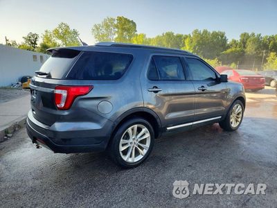Trzecie zdjęcie samochodu z tyłu: 2019 FORD EXPLORER XLT VIN:1FM5K7D85KGA71760 - miniatura