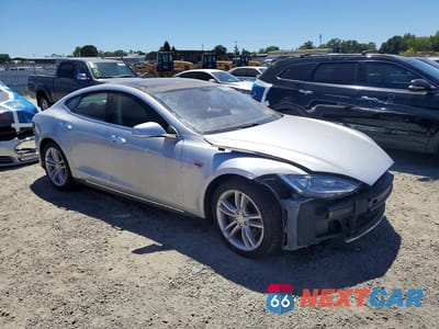 Czwarte zdjęcie samochodu z boku: 2013 TESLA MODEL S VIN:5YJSA1CN5DFP07170 - miniatura