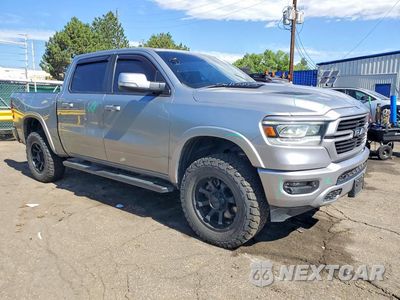 Czwarte zdjęcie samochodu z boku: 2020 RAM 1500 LARAMIE VIN:1C6SRFJT4LN314775 - miniatura