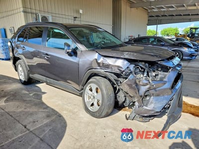 Czwarte zdjęcie samochodu z boku: 2021 TOYOTA RAV4 XLE VIN:2T3W1RFVXMC159366 - miniatura