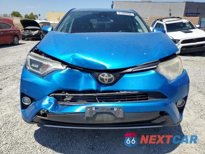 Piąte zdjęcie samochodu w środku: 2018 TOYOTA RAV4 XLE VIN:JTMWFREV0JJ193229 - miniatura