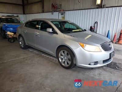 Czwarte zdjęcie samochodu z boku: 2013 BUICK LACROSSE VIN:1G4GC5E32DF261764 - miniatura