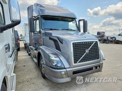 Czwarte zdjęcie samochodu z boku: 2015 VOLVO VNL SEMI TRUCK VIN:4V4NC9EH9FN922251 - miniatura