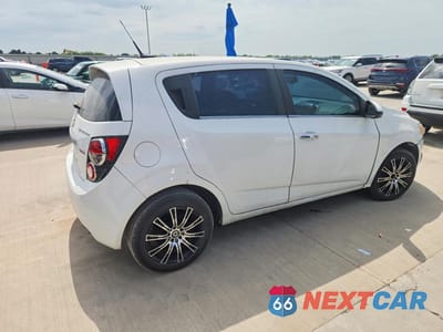 Trzecie zdjęcie samochodu z tyłu: 2014 CHEVROLET SONIC LTZ VIN:1G1JE6SB7E4108101 - miniatura