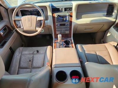 Zdjęcie 8 z 14 samochodu: 2011 LINCOLN NAVIGATOR L VIN:5LMJJ3J50BEJ09120 - miniatura