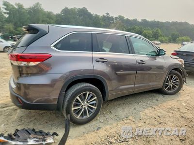 Trzecie zdjęcie samochodu z tyłu: 2018 TOYOTA HIGHLANDER XLE VIN:5TDJZRFH5JS905229 - miniatura