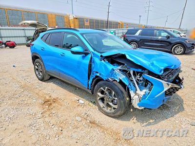 Czwarte zdjęcie samochodu z boku: 2025 CHEVROLET TRAX 1LT VIN:KL77LHEP6SC143835 - miniatura