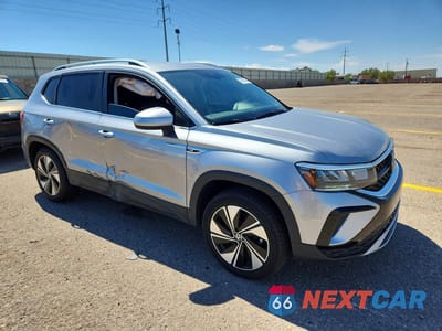 Czwarte zdjęcie samochodu z boku: 2024 VOLKSWAGEN TAOS SE VIN:3VVUX7B20RM067777 - miniatura
