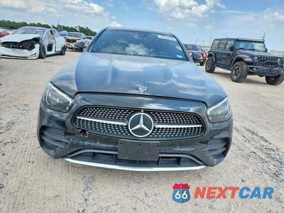 Piąte zdjęcie samochodu w środku: 2022 MERCEDES-BENZ E 350 VIN:W1KZF8DB7NB086232 - miniatura