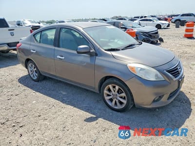Czwarte zdjęcie samochodu z boku: 2014 NISSAN VERSA 1.6 S VIN:3N1CN7AP5EL809915 - miniatura