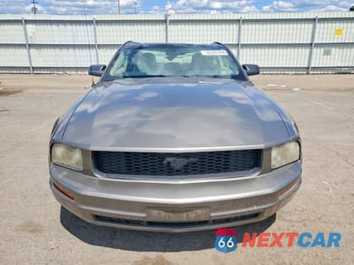 Piąte zdjęcie samochodu w środku: 2005 FORD MUSTANG VIN:1ZVFT80N955169873 - miniatura