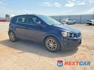 Czwarte zdjęcie samochodu z boku: 2015 CHEVROLET SONIC LT VIN:1G1JC6SB8F4160909 - miniatura