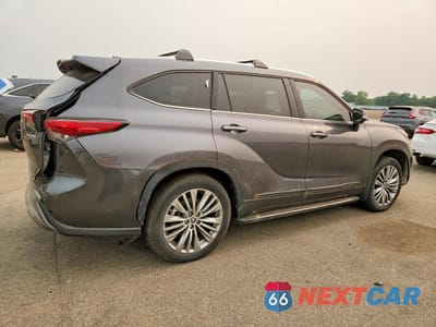 Trzecie zdjęcie samochodu z tyłu: 2023 TOYOTA HIGHLANDER HYBRID PLATINUM VIN:5TDEBRCH8PS114471 - miniatura