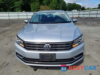 Piąte zdjęcie samochodu w środku: 2018 VOLKSWAGEN PASSAT S VIN:1VWAA7A34JC011602 - miniatura