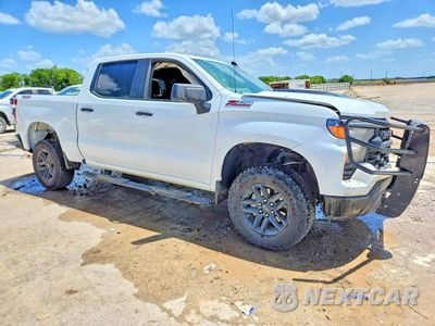 Czwarte zdjęcie samochodu z boku: 2026 CHEVROLET SILVERADO K1500 TRAIL BOSS CUSTOM VIN:3GCUKCED1TG269472 - miniatura