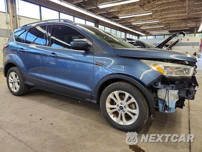 Czwarte zdjęcie samochodu z boku: 2018 FORD ESCAPE SE VIN:1FMCU0GD8JUA03857 - miniatura