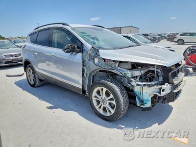 Czwarte zdjęcie samochodu z boku: 2018 FORD ESCAPE SE VIN:1FMCU0GD0JUC46790 - miniatura