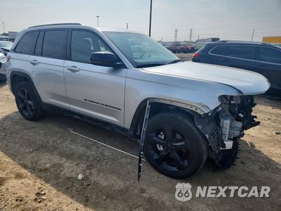 Czwarte zdjęcie samochodu z boku: 2025 JEEP GRAND CHEROKEE LAREDO VIN:1C4RJHAG4SC304044 - miniatura