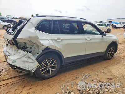 Trzecie zdjęcie samochodu z tyłu: 2019 VOLKSWAGEN TIGUAN SE VIN:3VV3B7AX7KM129415 - miniatura