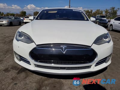 Piąte zdjęcie samochodu w środku: 2015 TESLA MODEL S VIN:5YJSA1E2XFF103720 - miniatura