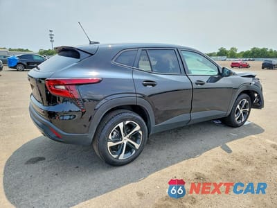 Trzecie zdjęcie samochodu z tyłu: 2025 CHEVROLET TRAX 1RS VIN:KL77LGEP0SC105382 - miniatura