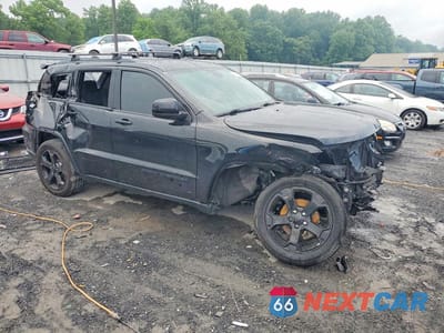 Czwarte zdjęcie samochodu z boku: 2019 JEEP GRAND CHEROKEE LAREDO VIN:1C4RJFAG5KC671118 - miniatura